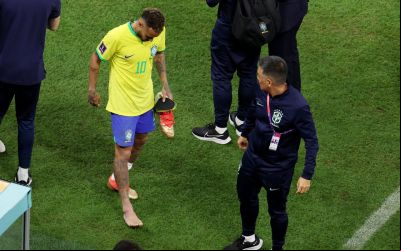 Médico da seleção diz que Neymar sofreu entorse no tornozelo direito