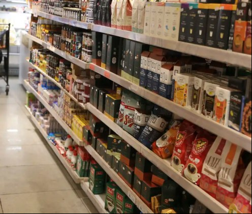 Comércio tem queda de 0,4% em abril, depois de três altas