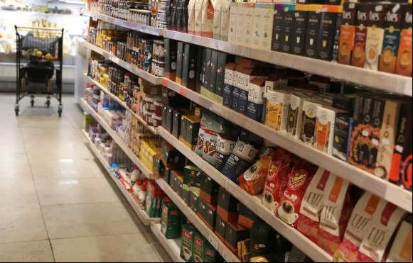 Comércio tem queda de 0,4% em abril, depois de três altas